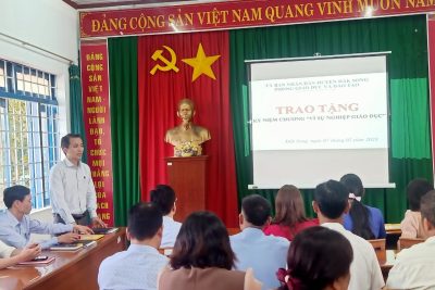 TRAO TẶNG KỶ NIỆM CHƯƠNG “VÌ SỰ NGHIỆP GIÁO DỤC”