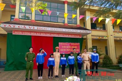 Công an huyện Đắk Song tuyên truyền ATGT, phòng chống bạo lực học đường, ma túy tại trường THCS Trần Phú, xã Nam Bình.