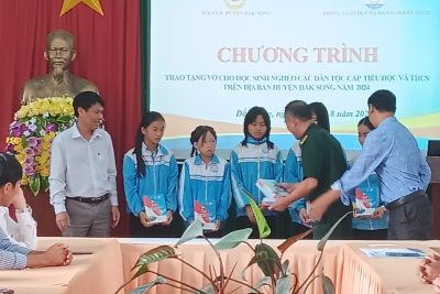 CHƯƠNG TRÌNH TRAO VỞ CHO HỌC SINH CÓ HOÀN CẢNH KHÓ KHĂN VƯƠN LÊN TRONG HỌC TẬP